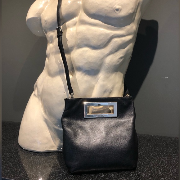 Michael Kors Crossbody Bag EUC with black pebbled leather and gold hardware - Picture 2 of 10